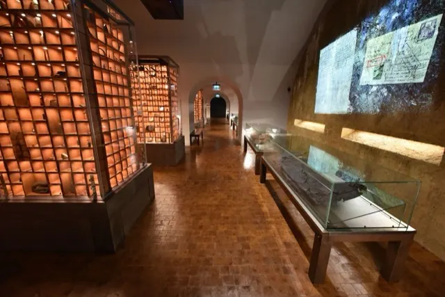 Ekspozycja Muzeum Katyńskiego w Warszawie